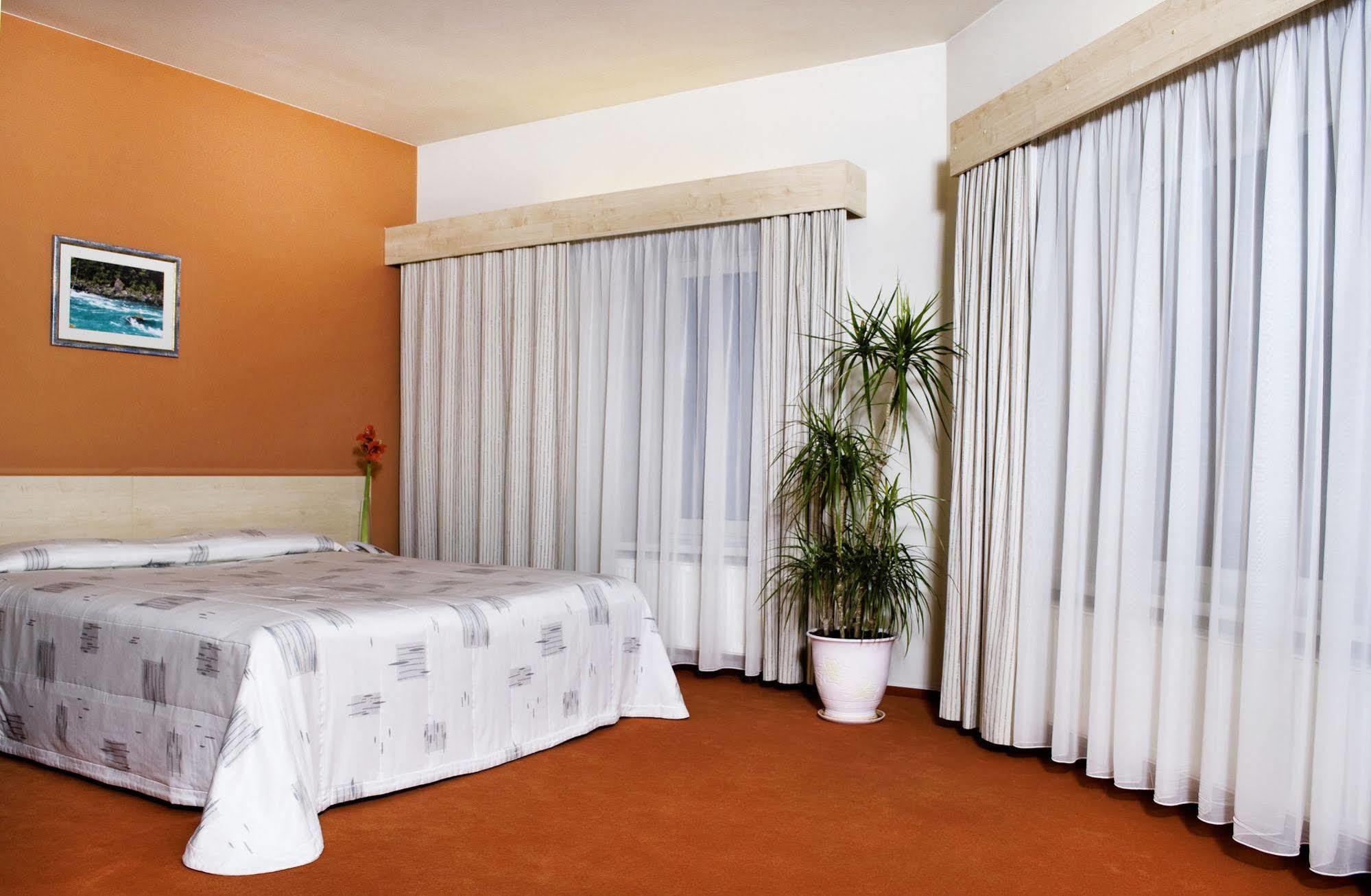 Hermis Hotel Kaunas Exteriör bild